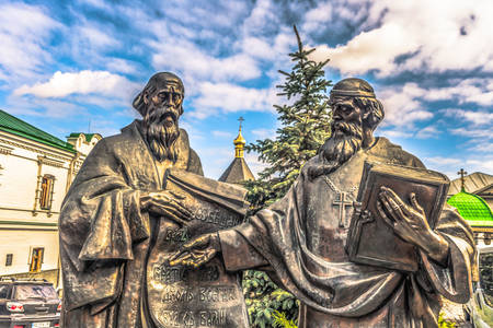 Monumento a Cirillo e Metodio nella Kiev-Pechersk Lavra