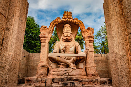 Sculptuur bij de Lakshmi Narasimha-tempel