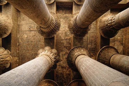 Säulen im Tempel von Isna