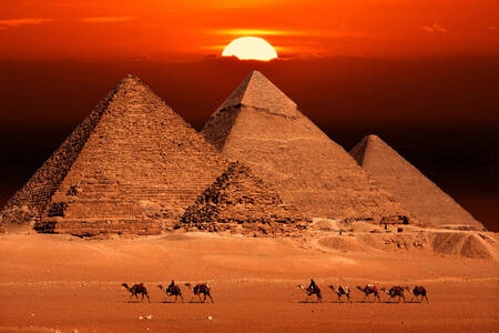 Pyramídy v Gíze pri západe slnka