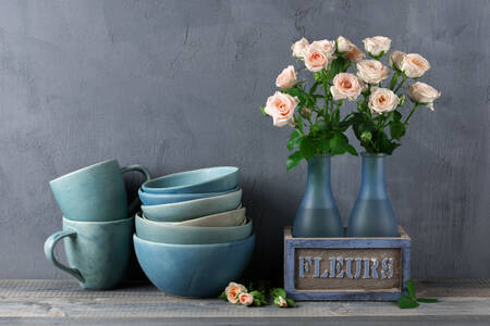 Róże w wazonach i naczyniach ceramicznych