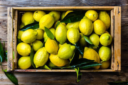 Ahşap bir kutu içinde limon
