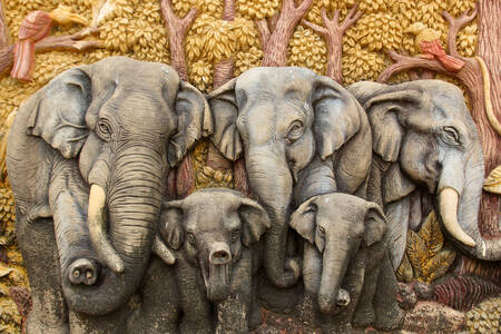 Wandsculpturen van olifanten
