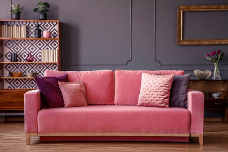 Růžová sametová pohovka v obývacím pokoji