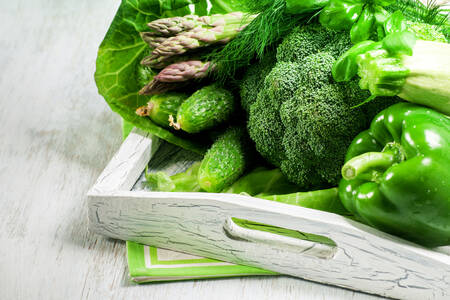 Groene groenten in een houten dienblad