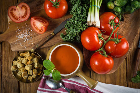 Soupe de tomates et tomates