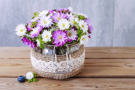 Een boeket chrysanten op de tafel