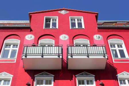 Façade du bâtiment rouge