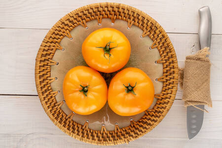 Tomates amarelos em um prato