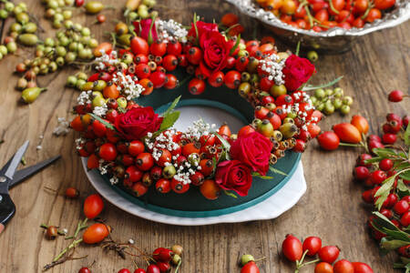 Corona con escaramujos y rosas