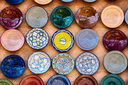 Assiettes en céramique colorées à Marrakech