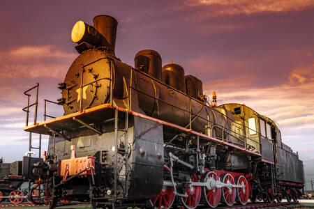 Locomotiva a vapore contro il tramonto