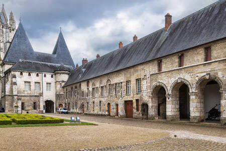Innenhof des ehemaligen Bischofspalastes in Beauvais, Frankreich