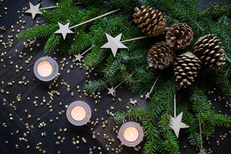 Борови клонки, шишарки и свещи