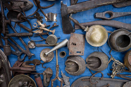 Oude gereedschappen op de tafel