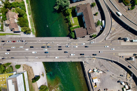 Εναέρια άποψη γέφυρας στη Ζυρίχη