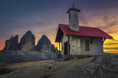 Kapel met de Tre Cime di Lavaredo-bergen op de achtergrond