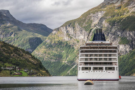 Kruzer u Geiranger fjordu