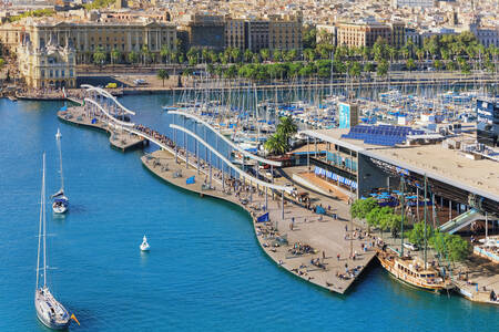 Vista do dique e do porto de Barcelona