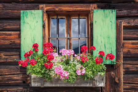 Okno starého dřevěného domu
