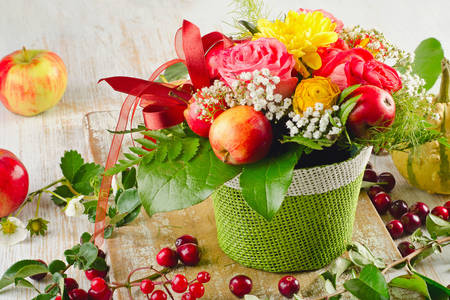Compoziție cu flori și fructe