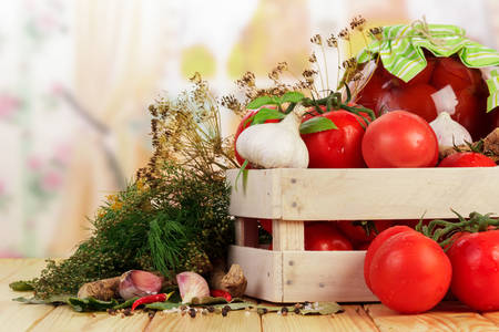 Tomates, eneldo y ajo en caja