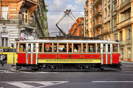 Tramway rouge dans les rues de Prague