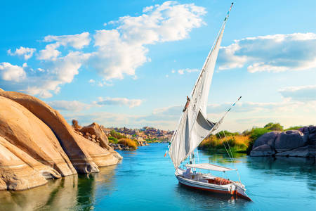 Barca a vela sul fiume Nilo