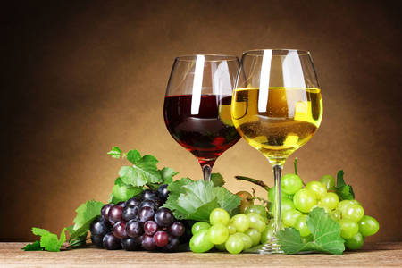 Виноград і вино у келихах