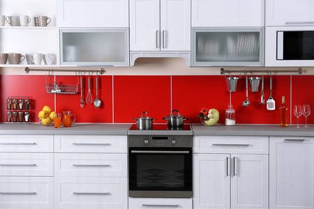 Červená a bílá kuchyně