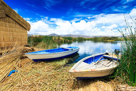Лодки на берегу озера Титикака