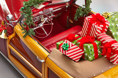 Vianočné auto s darčekmi