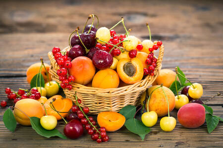 Frutas e bagas em uma cesta