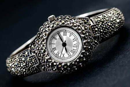 Сребърен ръчен часовник