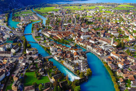 Widok z lotu ptaka na miasto Interlaken
