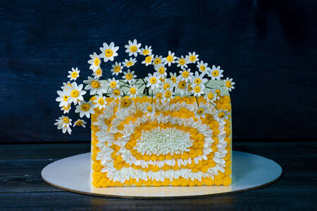 Cake with daisies