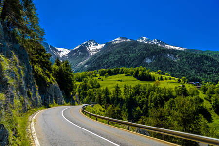 Straße in den Alpen