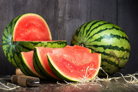 Wassermelonen auf Holzhintergrund