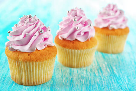 Muffins auf einem blauen Tisch