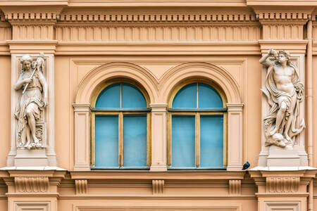 Fassade eines Hauses mit Stuckskulpturen