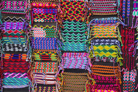 Bracelets tressés colorés