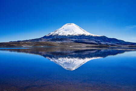 Wulkan Parinacota w Parku Narodowym Lauca, Chile