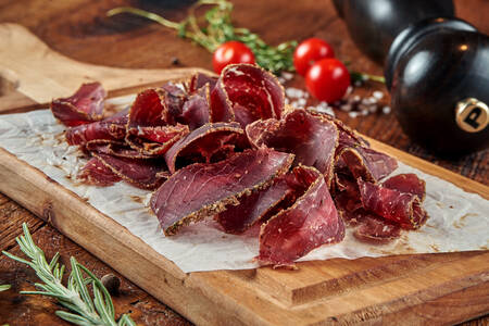 Basturma puidust lõikelaual