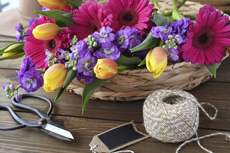 Ένα μπουκέτο με ζέρμπερες και τουλίπες