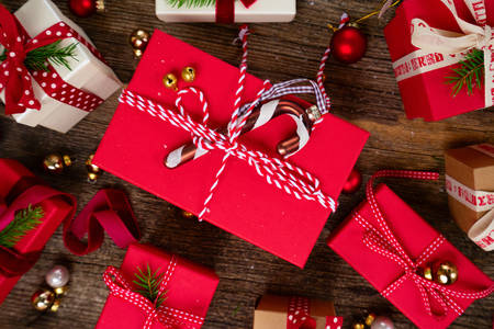 Karácsonyi ajándékok piros és fehér dobozokban