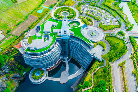 Widok z góry na wyjątkowy hotel w Szanghaju