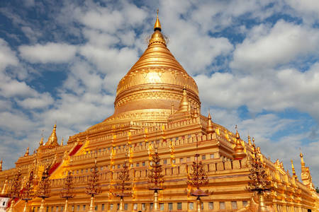 Shwezigon Pagoda v Baganu