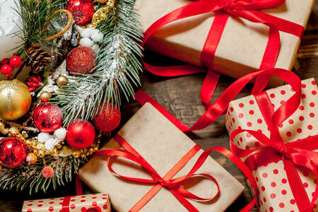 Χριστουγεννιάτικο στεφάνι και δώρα