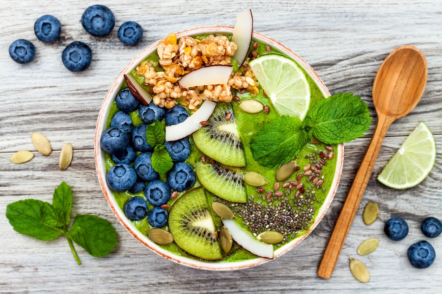 Smoothies com bagas, frutas e sementes