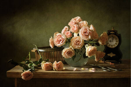 Růže a hodiny na stole